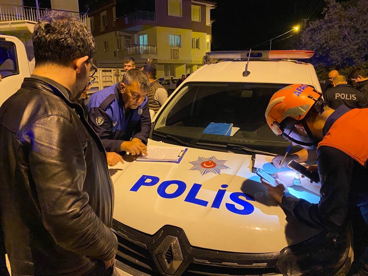 Antalya’nın Serik ilçesinde duvarları çatlayan binada yaşayanlar tahliye edildi. Üç katlı binada...
