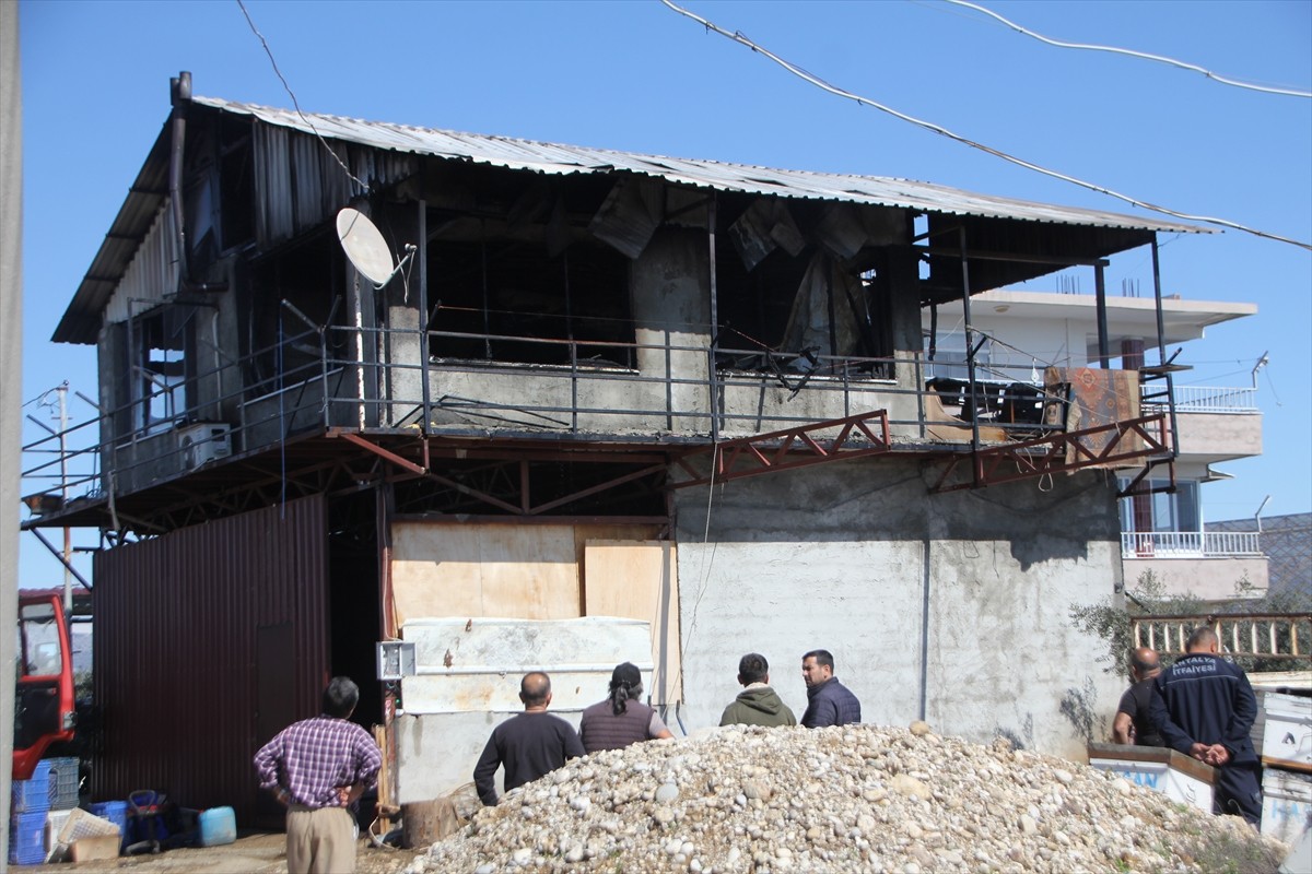 Antalya’nın Serik ilçesinde evde çıkan yangında ayakları yanan bir kişi hastaneye...