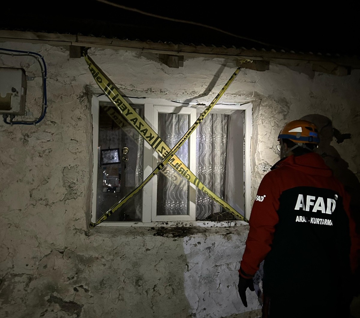 Ardahan'da tek katlı toprak evin çökmesi sonucu 1 kişi yaralandı.