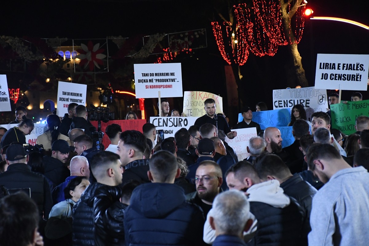 Arnavutluk'ta, Çin merkezli sosyal paylaşım platformu TikTok'un erişime kapatılması protesto...