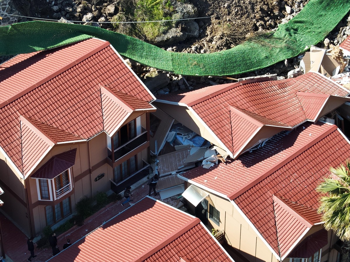 Artvin'de yaşanan heyelanda butik otel olarak hizmet veren bir tesisin bazı bölümleri...