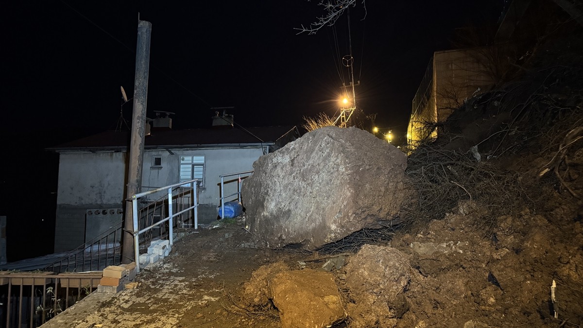Artvin şehir merkezinde meydana gelen heyelan nedeniyle mahalle yolu ulaşıma kapandı.