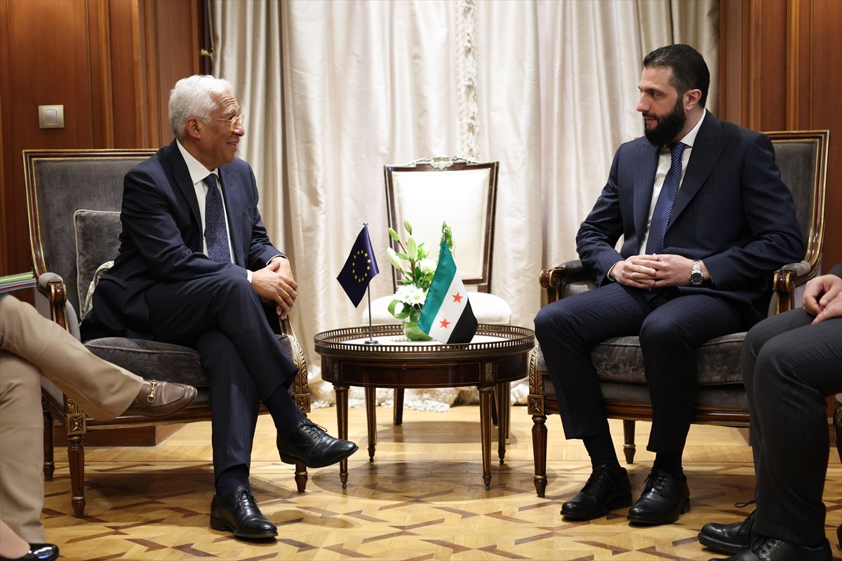 Avrupa Birliği (AB) Konseyi Başkanı Antonio Costa (solda), Arap Zirvesi için bulunduğu Mısır'ın...