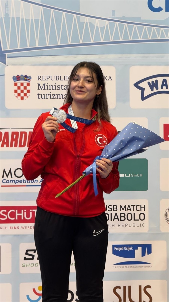 Avrupa Havalı Silahlar Şampiyonası'na katılan milli atıcı Damla Köse, kadınlar 10 metre havalı...