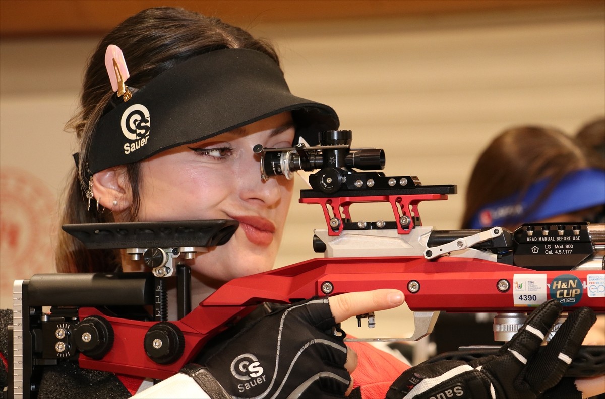 Avrupa Havalı Silahlar Şampiyonası'nda Türkiye'ye ilk gümüş madalyasını kazandıran Damla Köse...