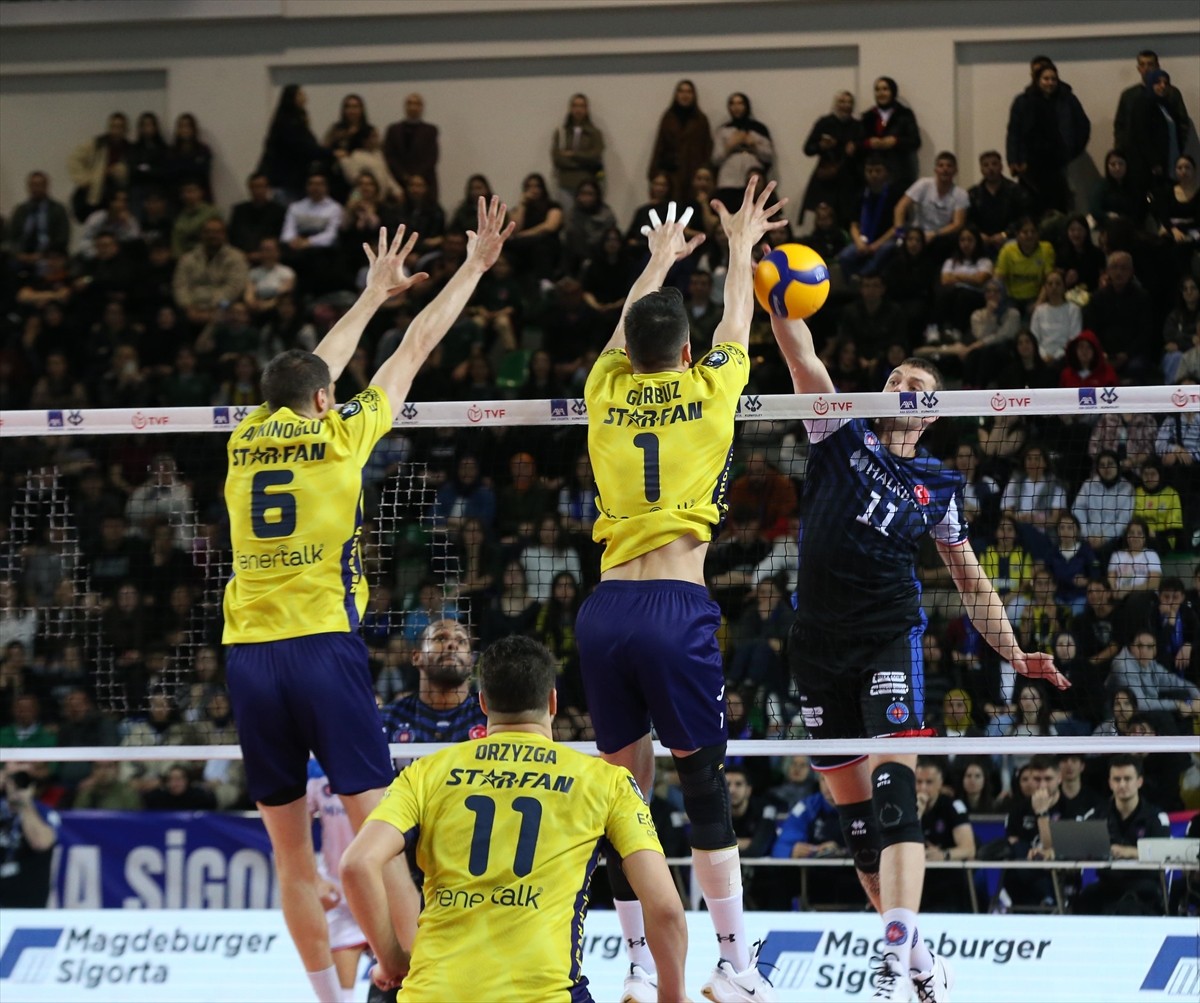 AXA Sigorta Erkekler Kupa Voley final maçında Halkbank ile Fenerbahçe Medicana, Rize'de, Yenişehir...