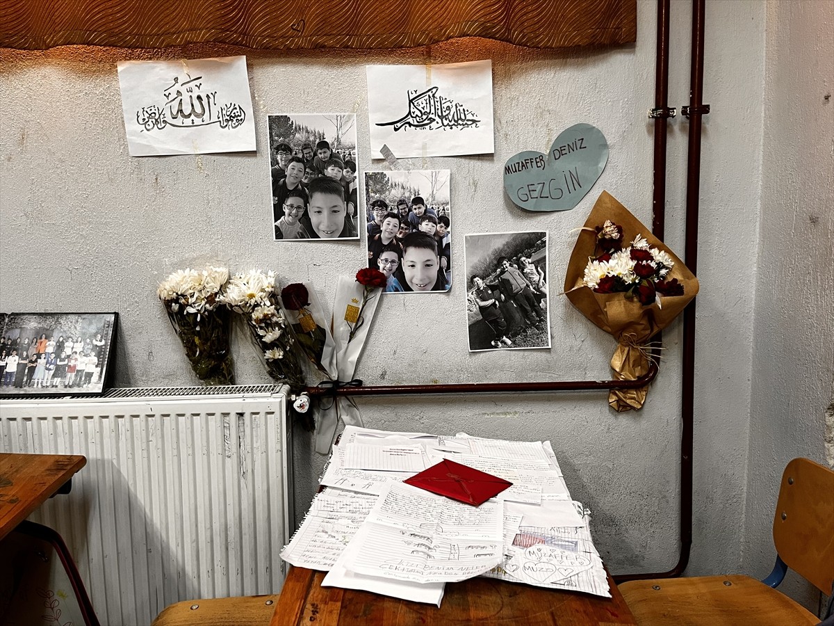 Aydın'ın Nazilli ilçesindeki yangında annesi ve kardeşiyle hayatını kaybeden itfaiye erinin 11...