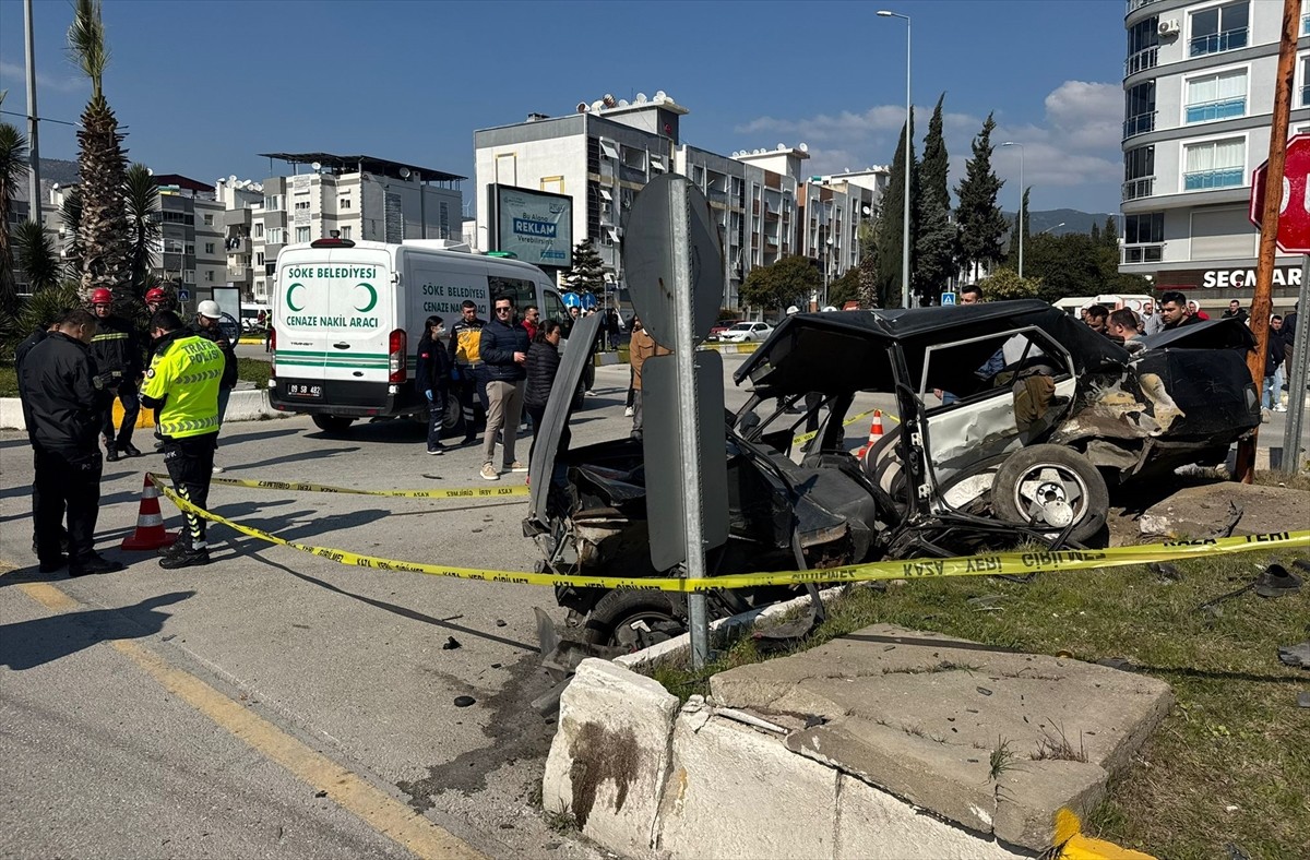 Aydın'ın Söke ilçesinde iki otomobilin çarpışması sonucu 1 kişi hayatını kaybetti, 1 kişi...