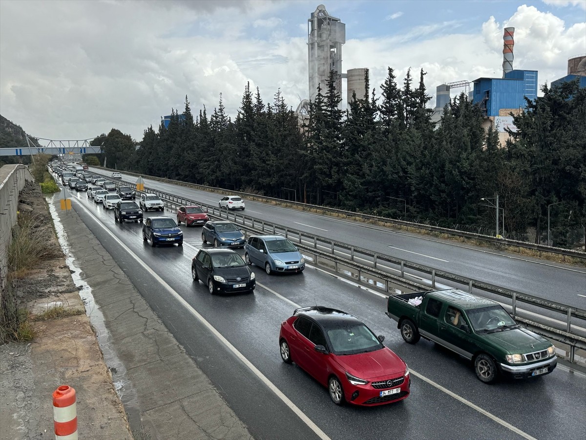  Aydın'ın Söke ilçesinde toprak kayması sonucu Aydın-Söke kara yoluna dökülen çamur trafiği...