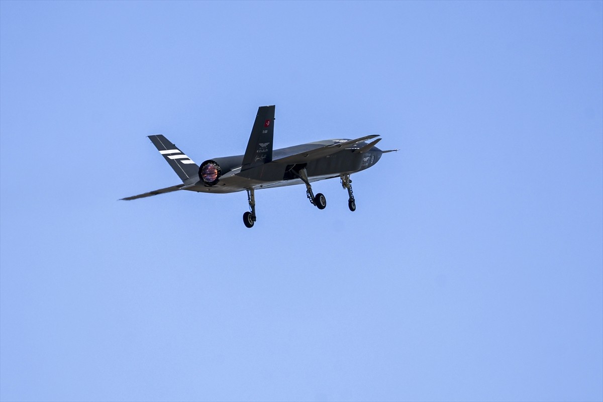 aykar tarafından milli ve özgün olarak geliştirilen Türkiye'nin ilk insansız savaş uçağı Bayraktar...