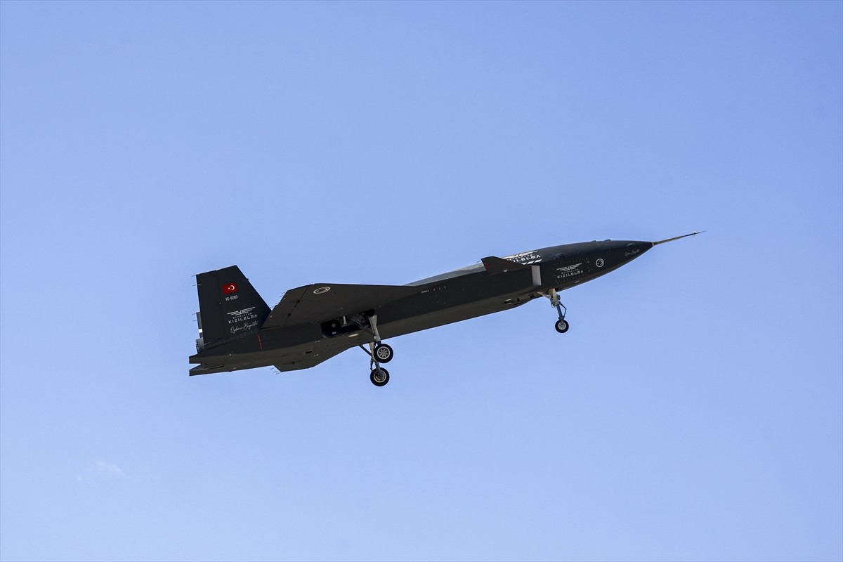 aykar tarafından milli ve özgün olarak geliştirilen Türkiye'nin ilk insansız savaş uçağı Bayraktar...