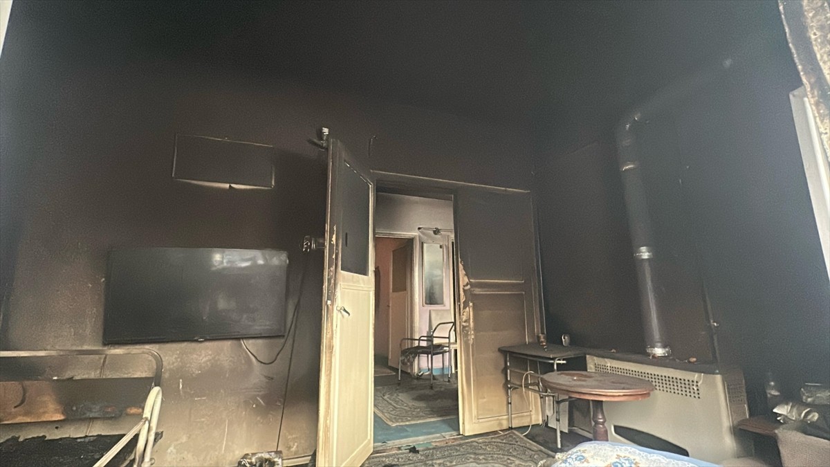 Bağcılar Fatih Mahallesi 1822 Sokak'taki 4 katlı binanın giriş katındaki dairede çıkan yangında...