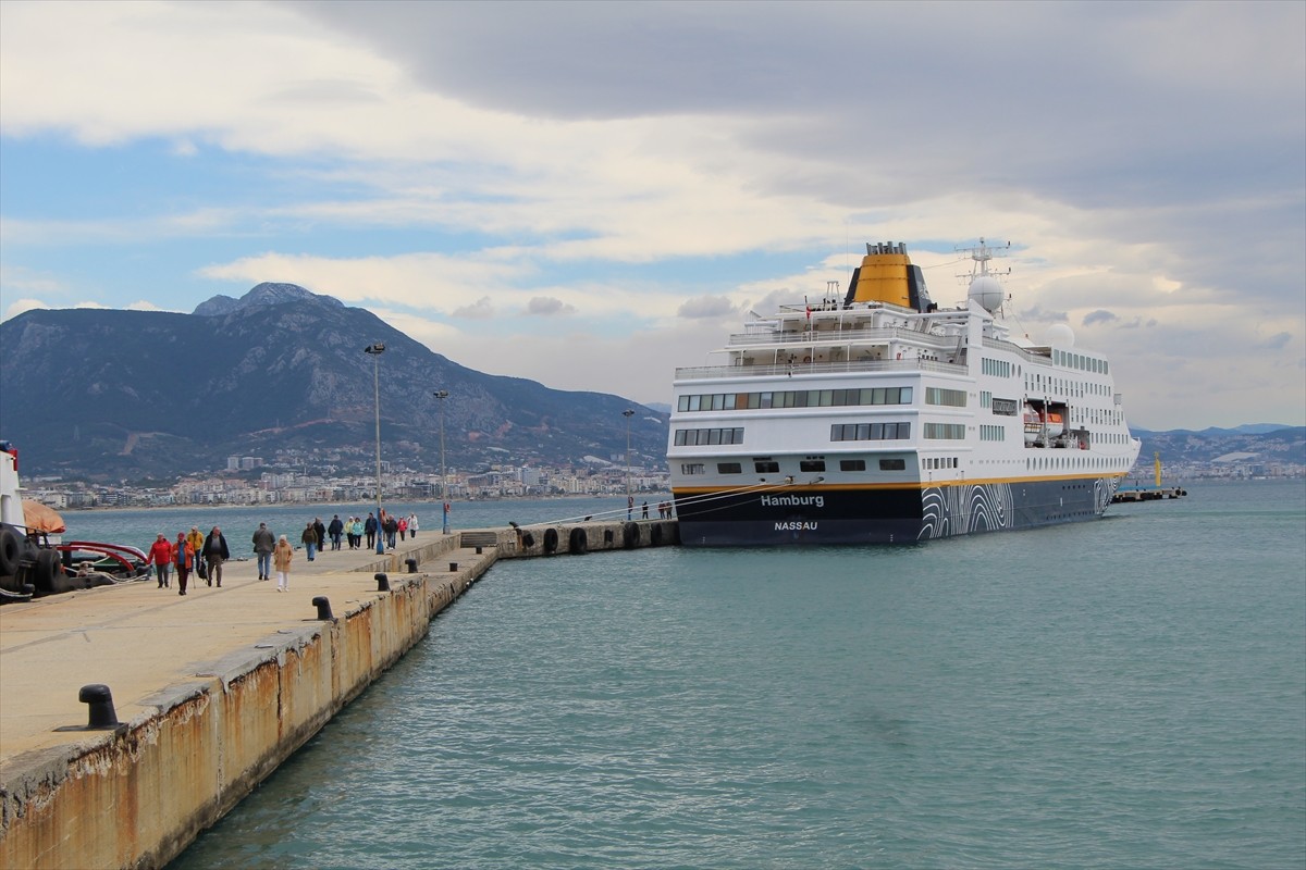 Bahama bayraklı "MS Hamburg" adlı kruvaziyer, Antalya'nın Alanya ilçesine geldi. Yolcular, gümrük...