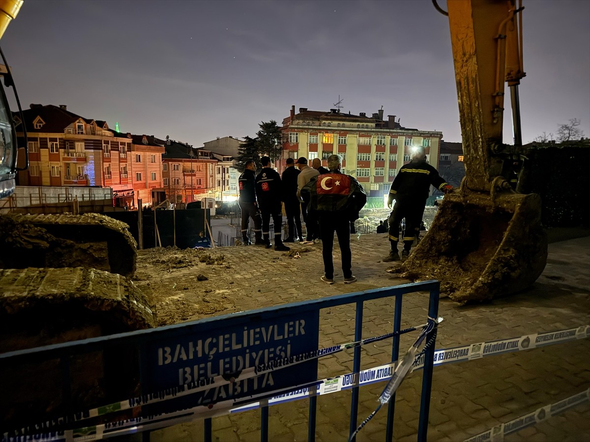 Bahçelievler'de inşaat çalışması sırasında yolda kısmi çökme oluşurken, sokak tedbir amacıyla...