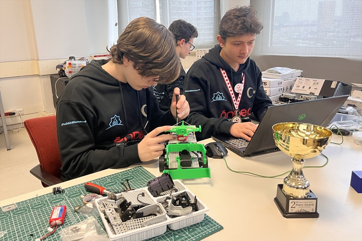 Bahçelievler 15 Temmuz Şehitleri Anadolu İmam Hatip Lisesi öğrencilerinden oluşan "Team Robotics"...