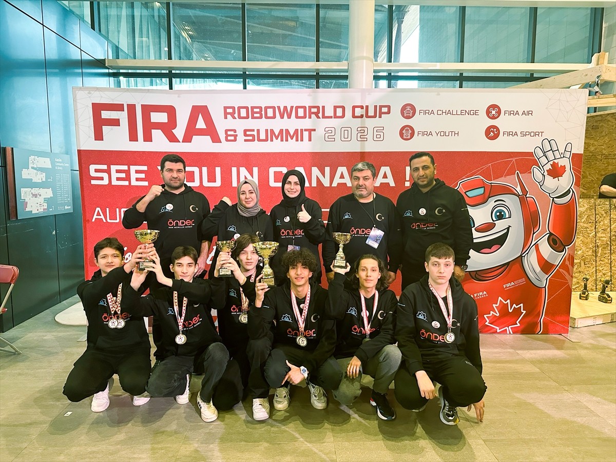 Bahçelievler 15 Temmuz Şehitleri Anadolu İmam Hatip Lisesinin robot takımı, Kanada'nın Toronto...