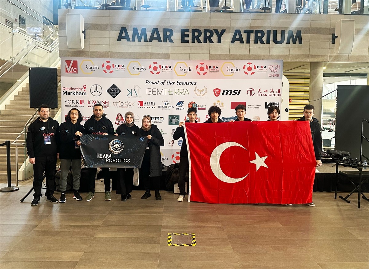 Bahçelievler 15 Temmuz Şehitleri Anadolu İmam Hatip Lisesinin robot takımı, Kanada'nın Toronto...