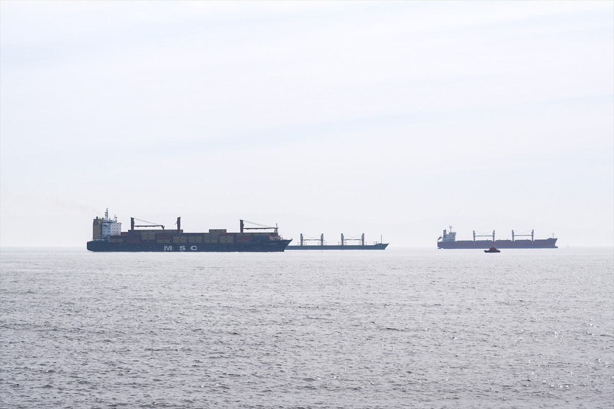 Bakırköy'de karaya oturan Liberya bayraklı konteyner gemisini kurtarma çalışması başlatıldı....