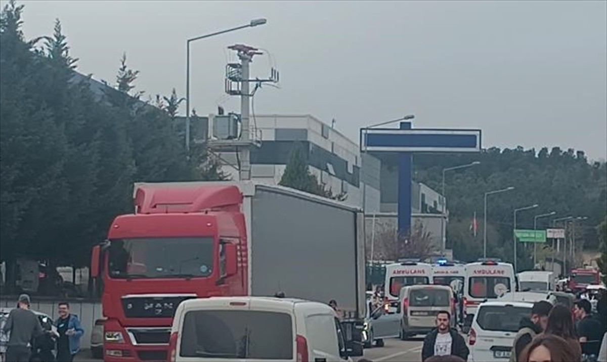  Balıkesir'in Altıeylül ilçesindeki bir fabrikadan sızan amonyak gazından etkilenen 10 kişi...