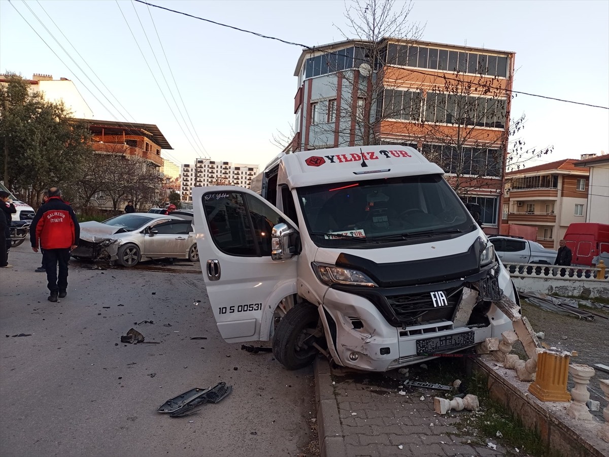 Balıkesir'in Karesi ilçesinde işçi servisi ile otomobilin çarpışması sonucu 7 kişi yaralandı....