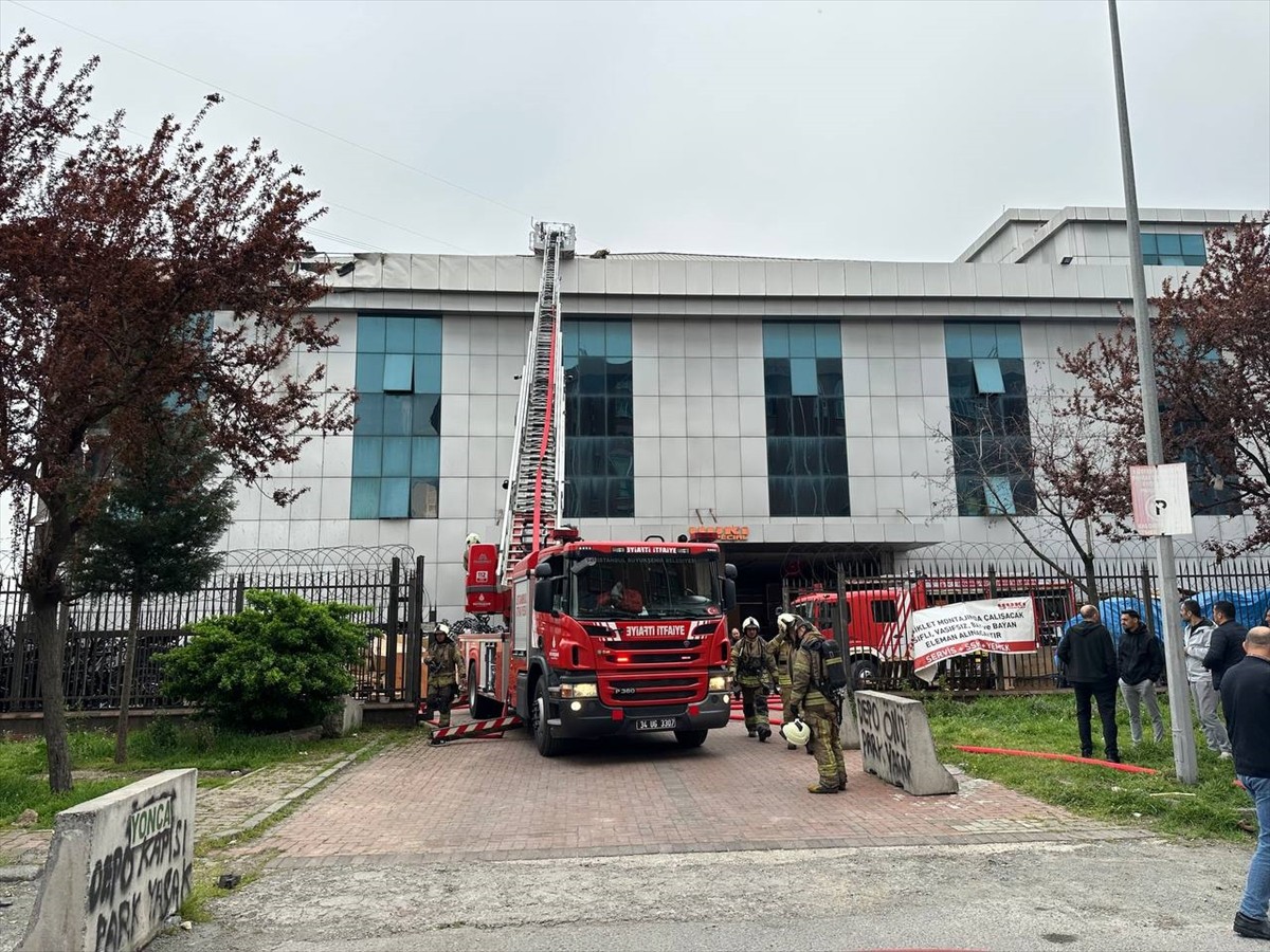 Başakşehir İkitelli'deki Aykosan Sanayi Sitesi'nde motor üreten 5 katlı iş yerinde çıkan yangın...