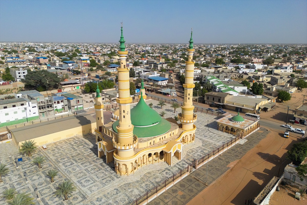 Batı Afrika'nın zengin kültürel mirasıyla bilinen Senegal, etkileyici ve rengarenk camileriyle de...
