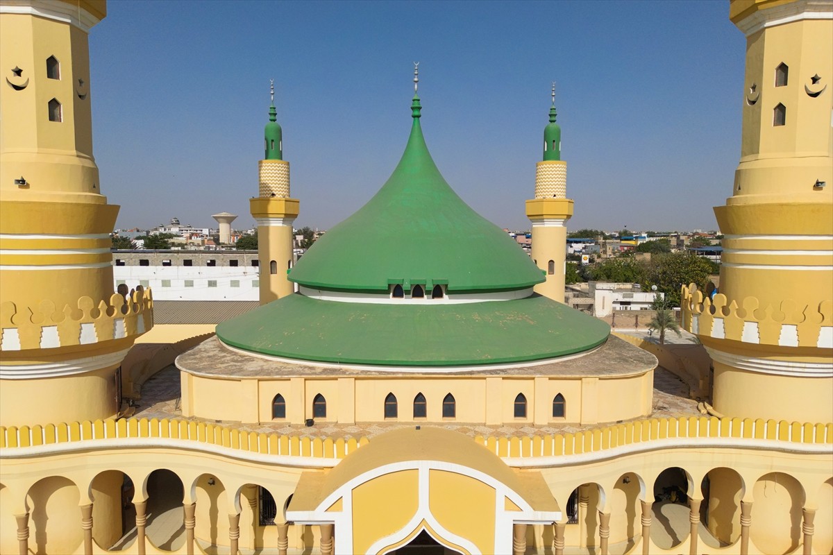 Batı Afrika'nın zengin kültürel mirasıyla bilinen Senegal, etkileyici ve rengarenk camileriyle de...