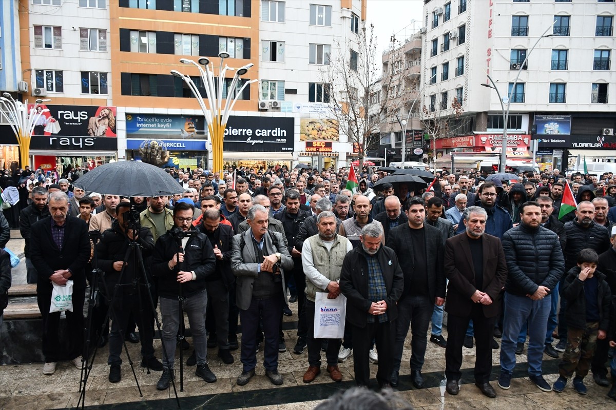Batman'da, İsrail'in Gazze’ye yönelik saldırılarına karşı protesto düzenlendi. Sivil toplum...