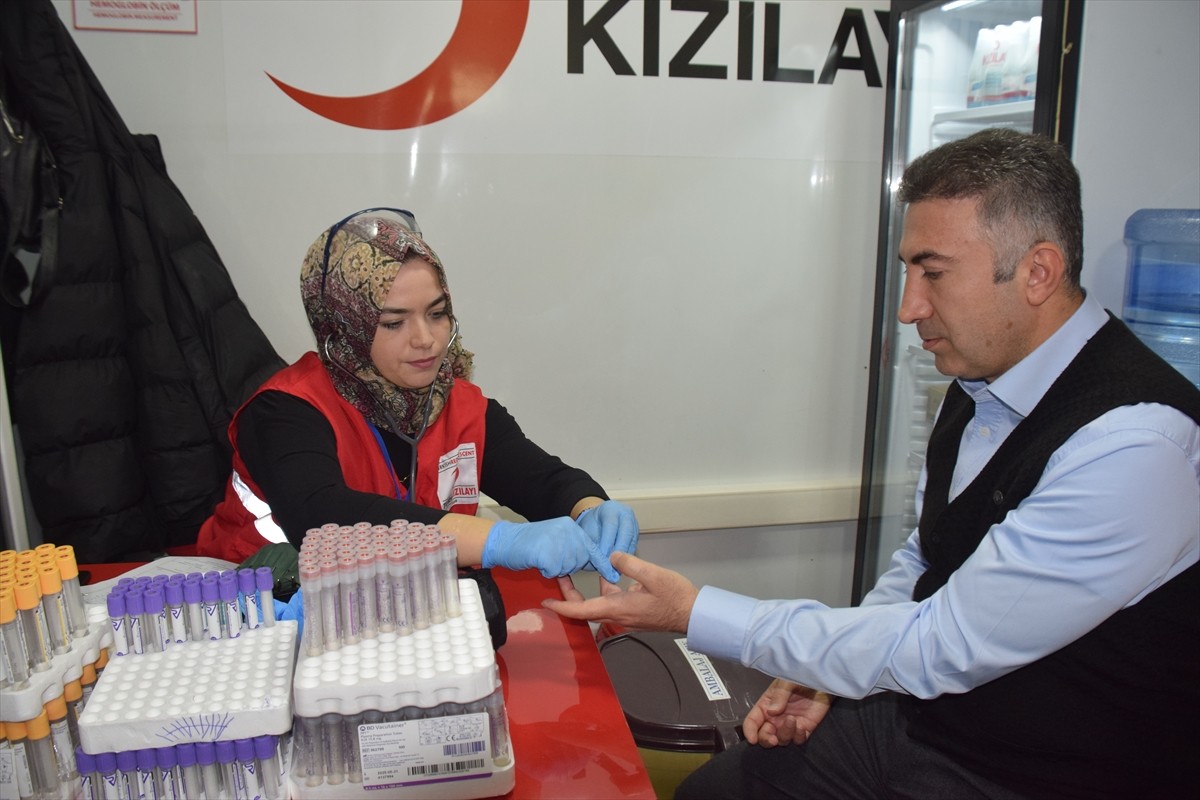 Batman Üniversitesi Rektörü Prof. Dr. İdris Demir (sağda) ile akademik ve idari personeli, Türk...