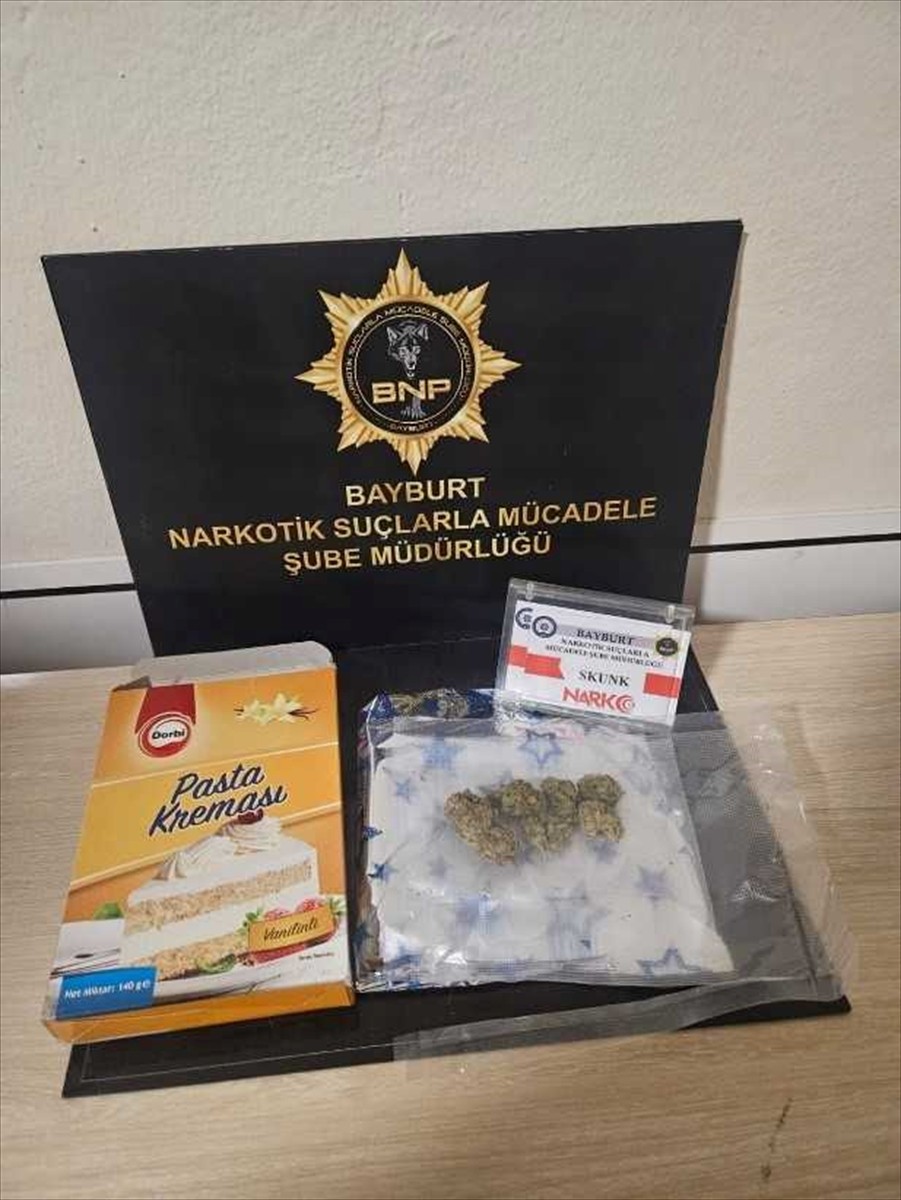 Bayburt'ta kargoyla gönderilen paketin içinde uyuşturucu ele geçirildi. 