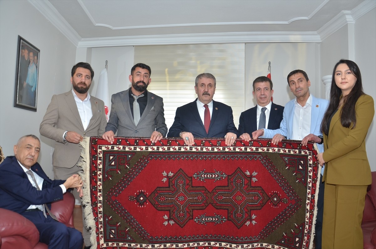 BBP Genel Başkanı Mustafa Destici, çeşitli temaslarda bulunmak üzere geldiği Kahramanmaraş'ın...