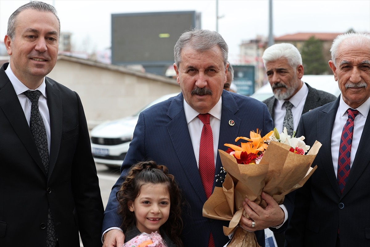 BBP Genel Başkanı Mustafa Destici (ortada), Sivas Belediyesini ziyaret etti. Destici, Sivas...