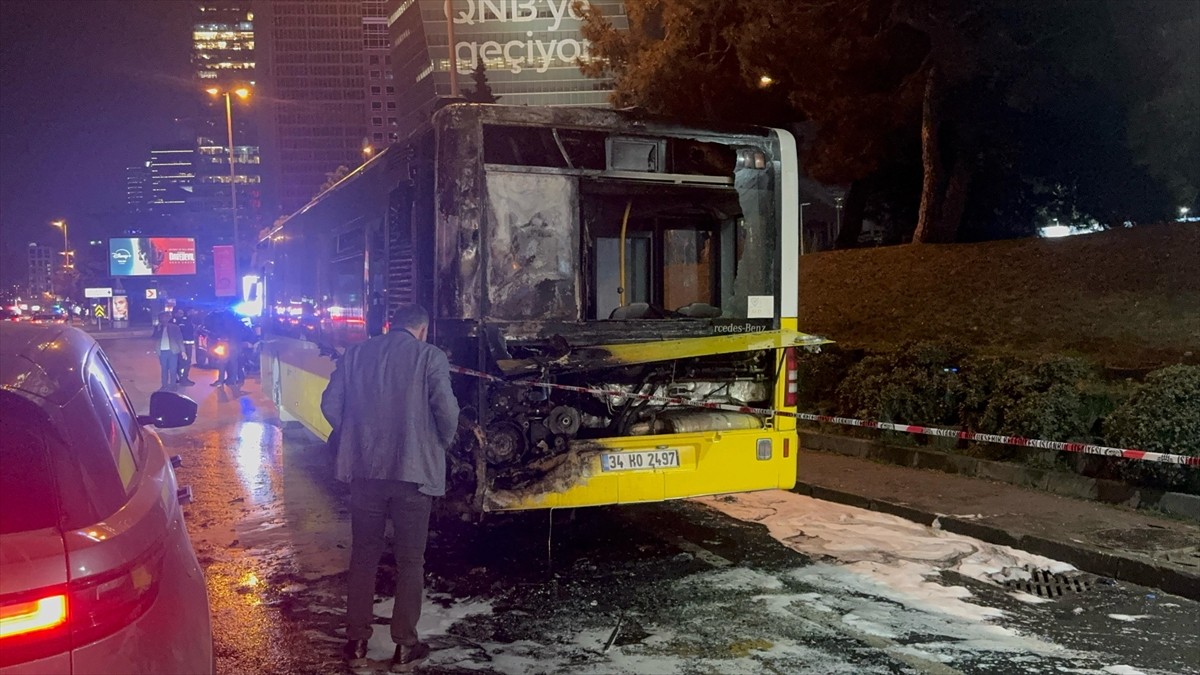 Beşiktaş'ta İETT'ye bağlı özel halk otobüsünde çıkan yangın itfaiye ekiplerince söndürülürken...