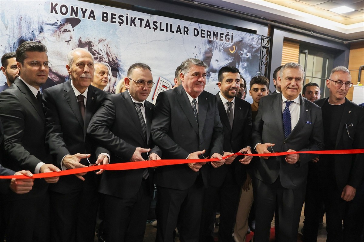 Beşiktaş Kulübü Başkanı Serdal Adalı, Konya Beşiktaşlılar Derneği'nin yeni hizmet binasının...