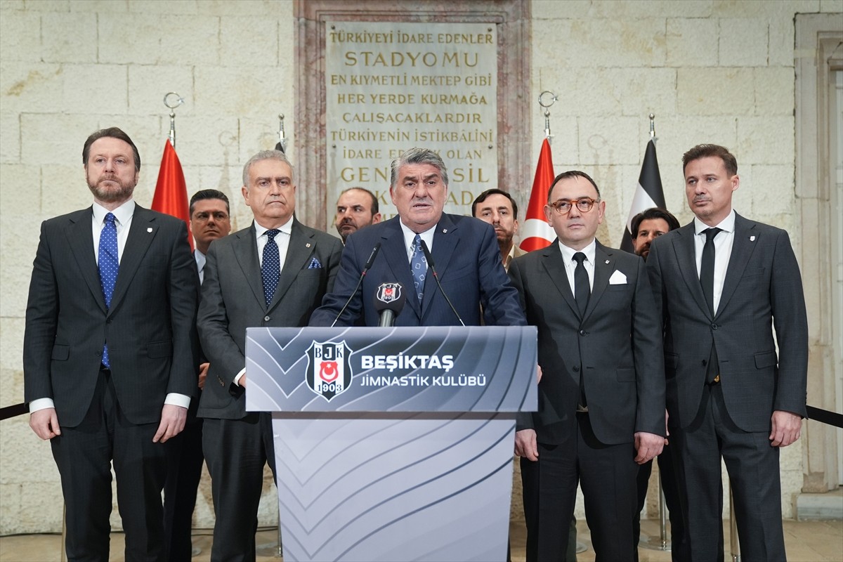 Beşiktaş Kulübü Başkanı Serdalı Adalı, Tüpraş Stadı'nda basın mensuplarına açıklamalarda...