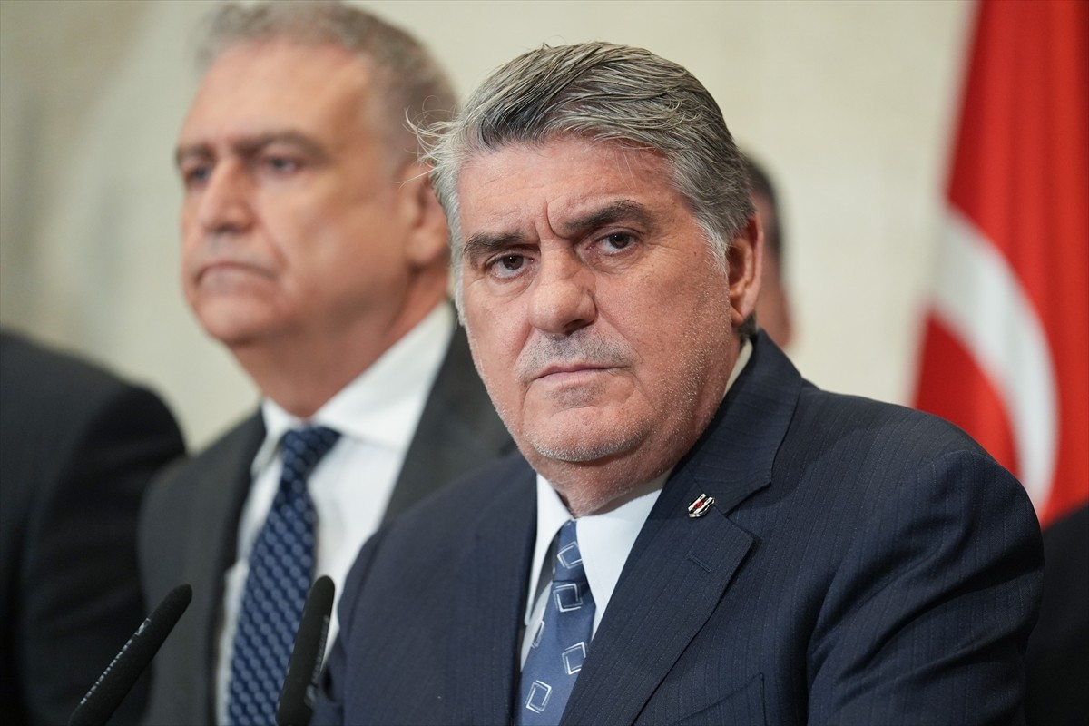 Beşiktaş Kulübü Başkanı Serdalı Adalı, Tüpraş Stadı'nda basın mensuplarına açıklamalarda...