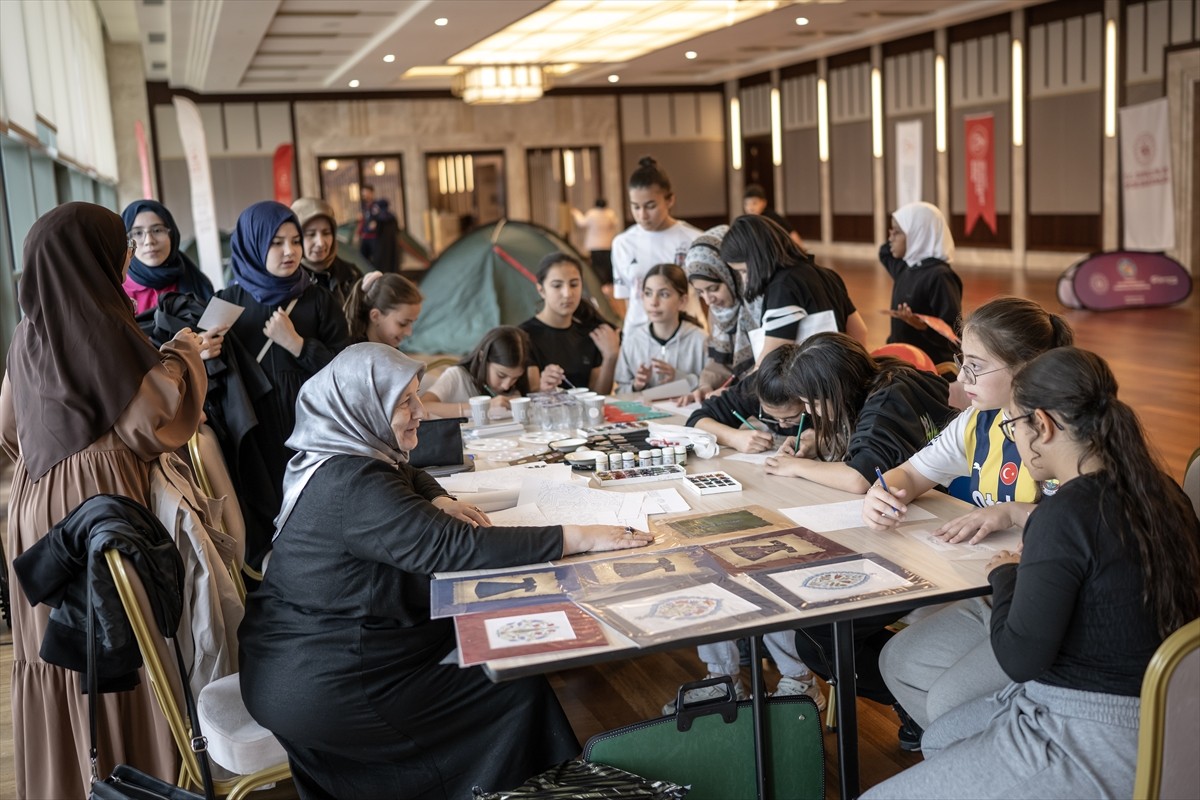 Beştepe Millet Sergi Salonu'nda düzenlenen programa aile ve öğretmenleriyle katılan çocuklar...