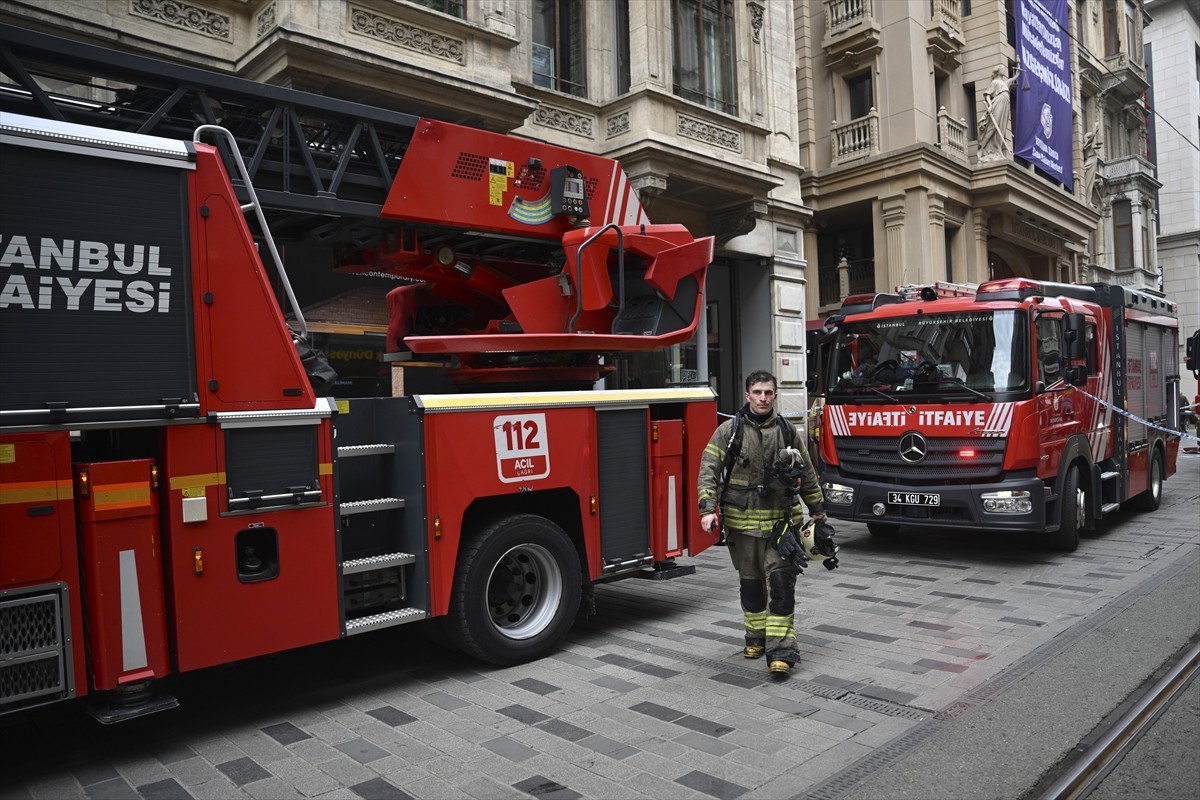Beyoğlu'nda, 5 katlı tarihi Suriye Pasajı'nda çıkan yangın itfaiye ekiplerinin müdahalesiyle...