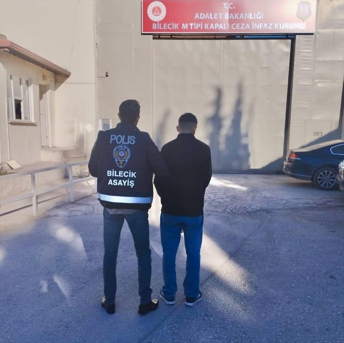 Bilecik'in Bozüyük ilçesinde telefonda kendilerini kamu görevlisi olarak tanıttıkları kişiyi...