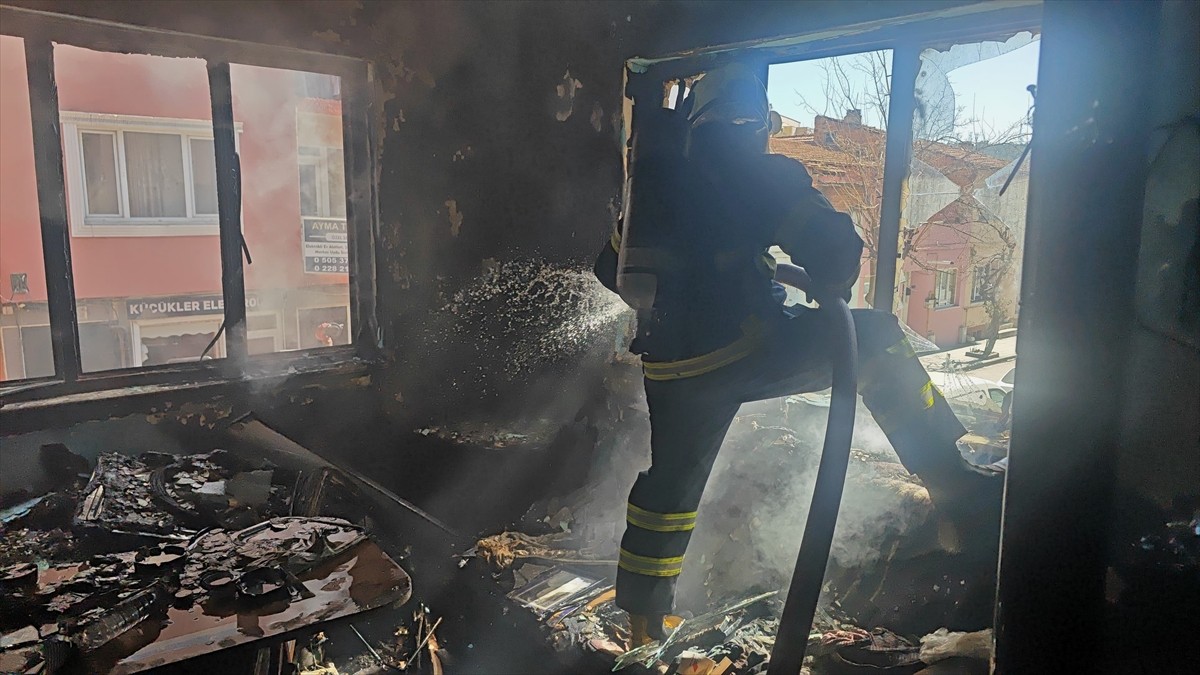 Bilecik'te bir evde çıkan yangında dumandan etkilenen kişi hastaneye kaldırıldı. İtfaiye ekiplerin...