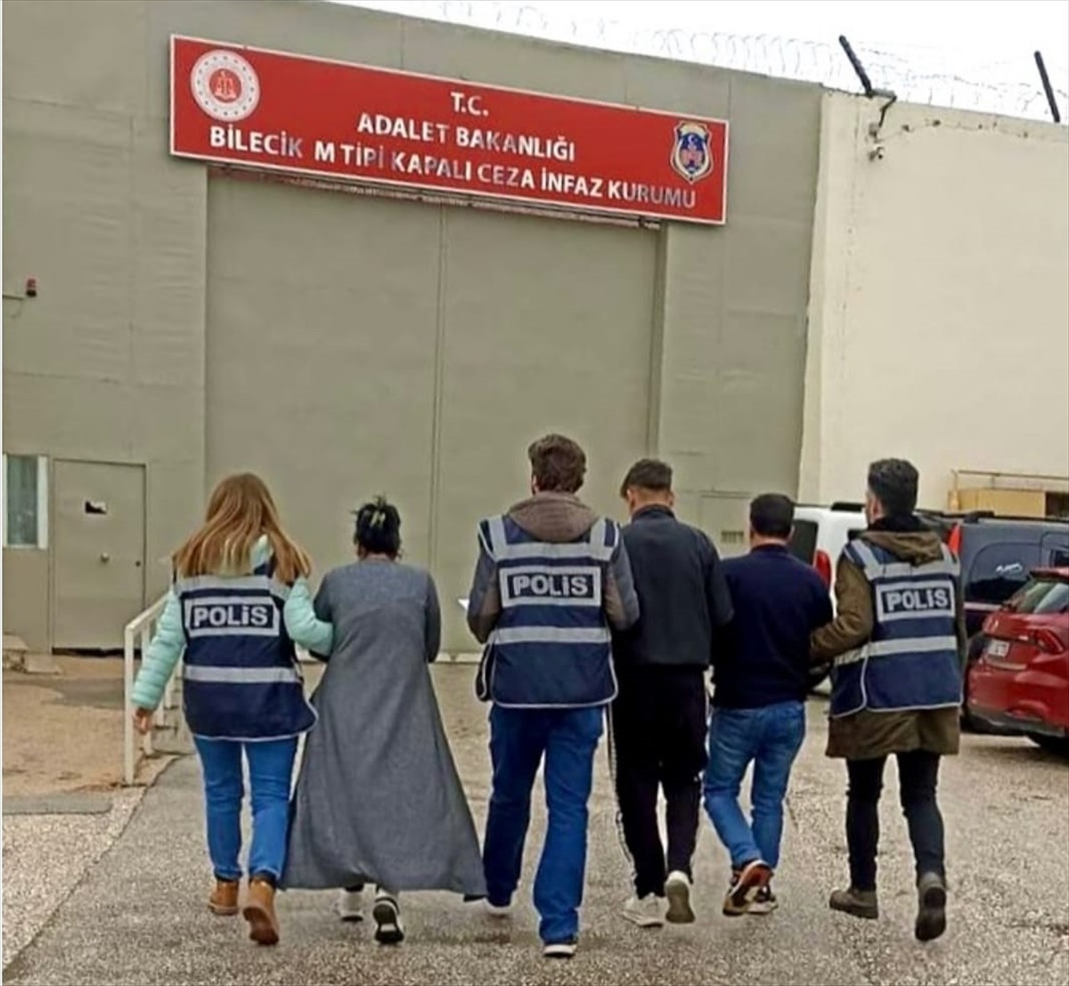 Bilecik'te, yankesicilik yöntemiyle hırsızlık yaptıkları iddiasıyla polis tarafından gözaltına...