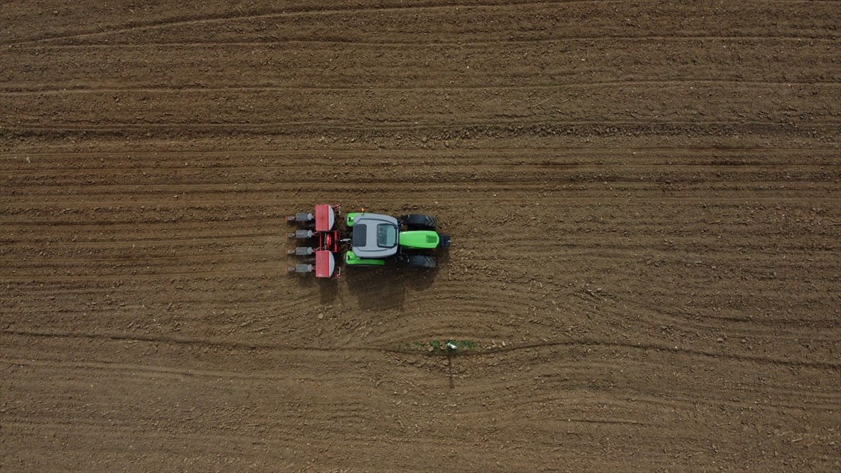 Bilecik merkeze bağlı Kurtköy'de hayata geçirilen "Birlikte Üretim Modeli Projesi" ile çiftçiler...