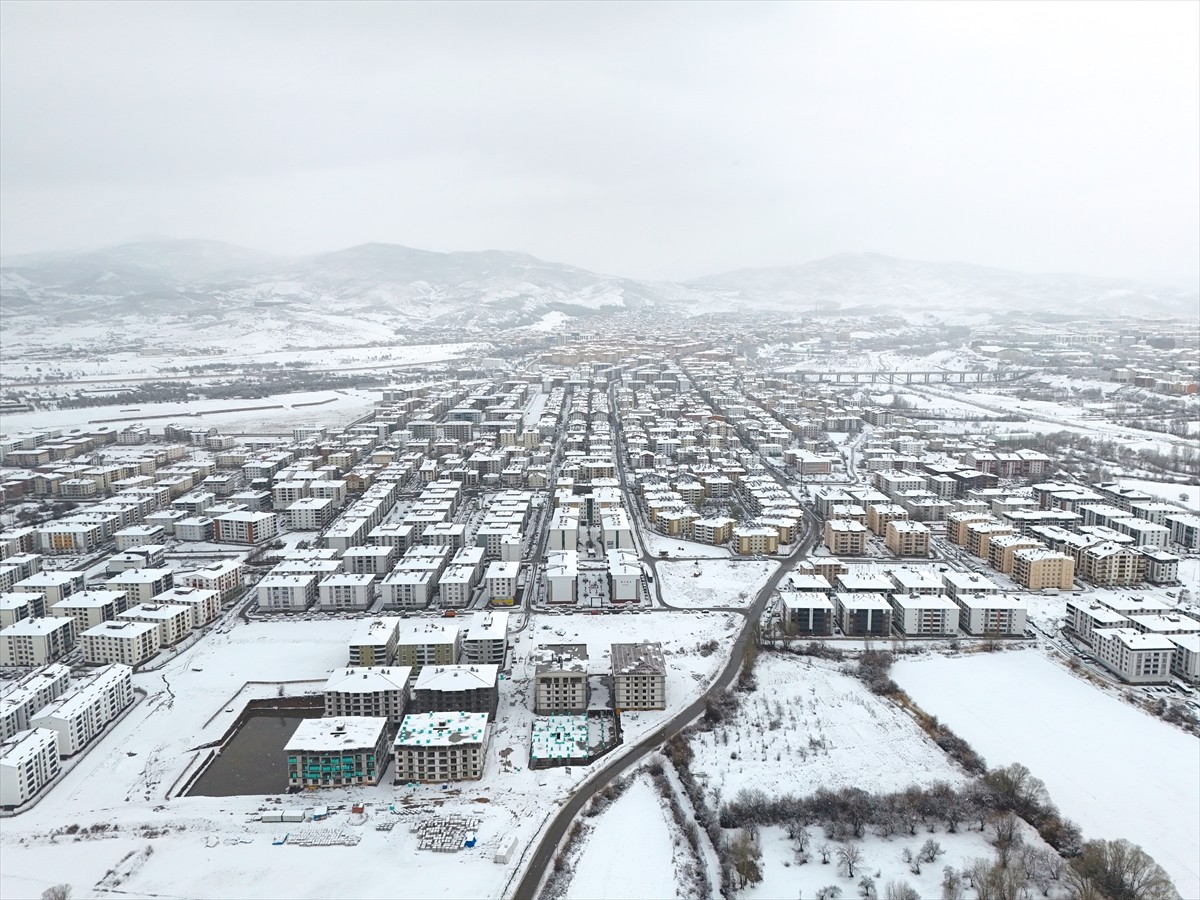 Bingöl'de kar yağışıyla beyaza bürünen kent merkezi havadan görüntülendi. Kentin çevresindeki...