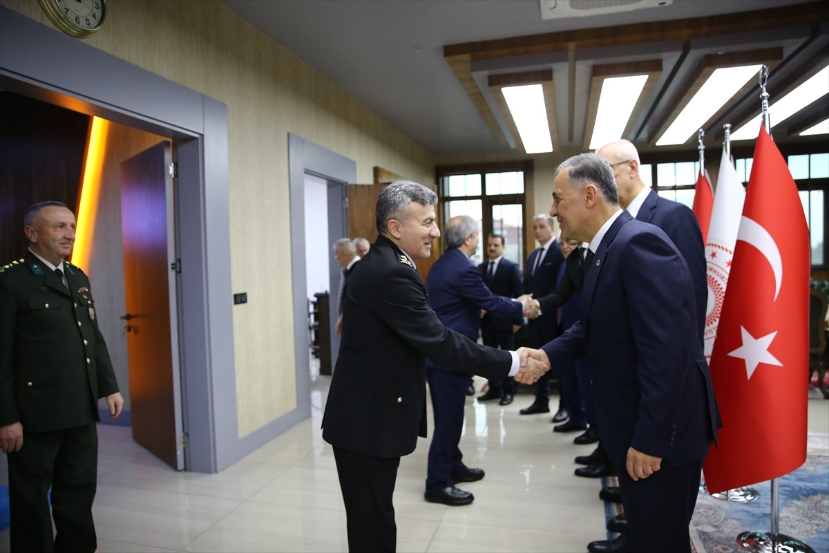 Bingöl'de Ramazan Bayramı dolayısıyla bayramlaşma programları düzenlendi. Vali Ahmet Hamdi Usta...
