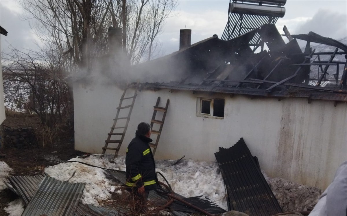 Bingöl'ün Karlıova ilçesinde, yangın çıkan tek katlı evin sahibi yaralandı. Yangın, itfaiye...