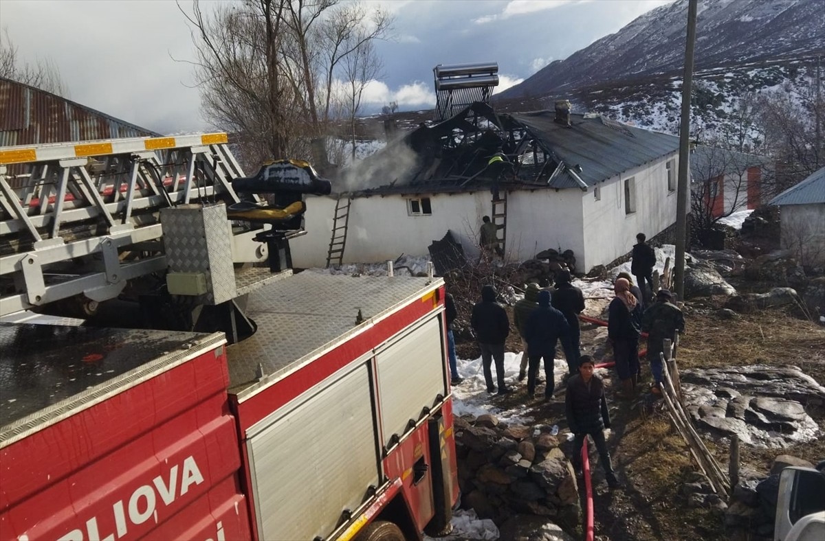 Bingöl'ün Karlıova ilçesinde, yangın çıkan tek katlı evin sahibi yaralandı. Yangın, itfaiye...