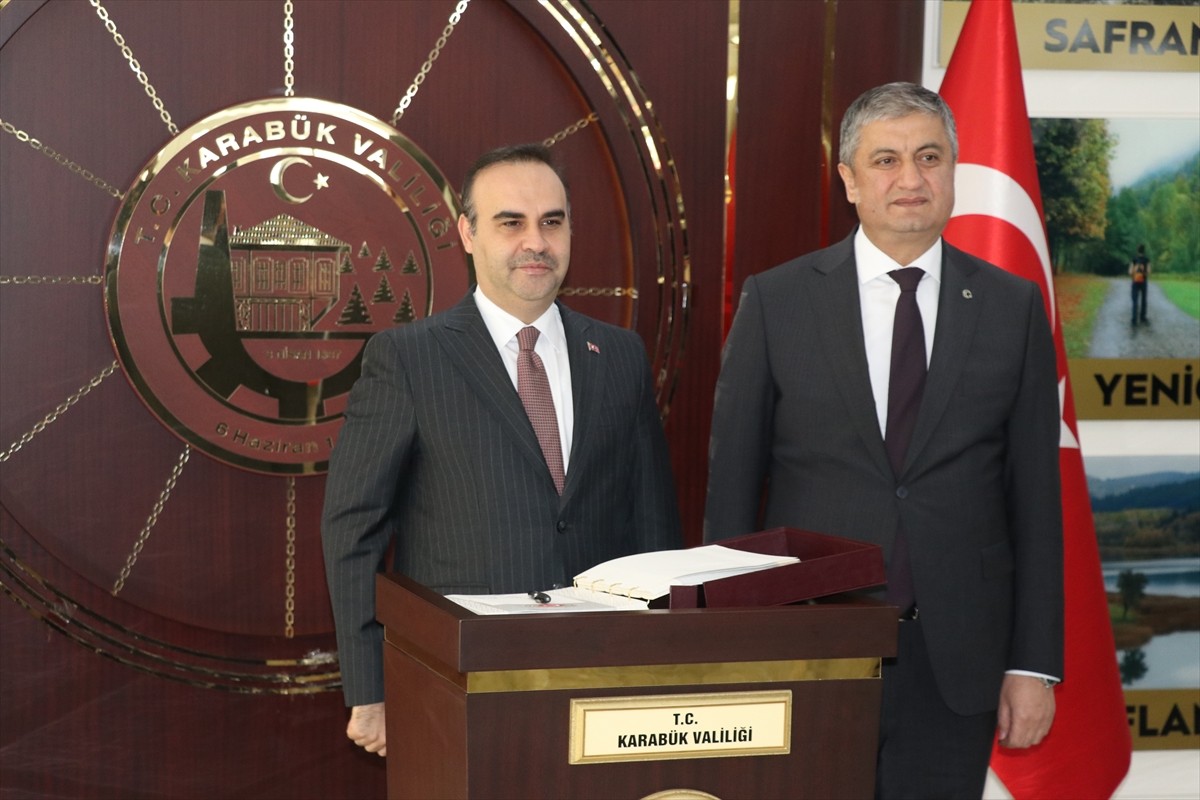 Bir dizi program için kente gelen Sanayi ve Teknoloji Bakanı Mehmet Fatih Kacır (solda), Karabük...