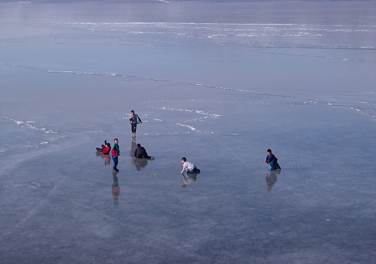 Bitlis'in Ahlat ilçesinde yüzeyi buz tutan Nazik Gölü, çocukların oyun alanı haline geldi.