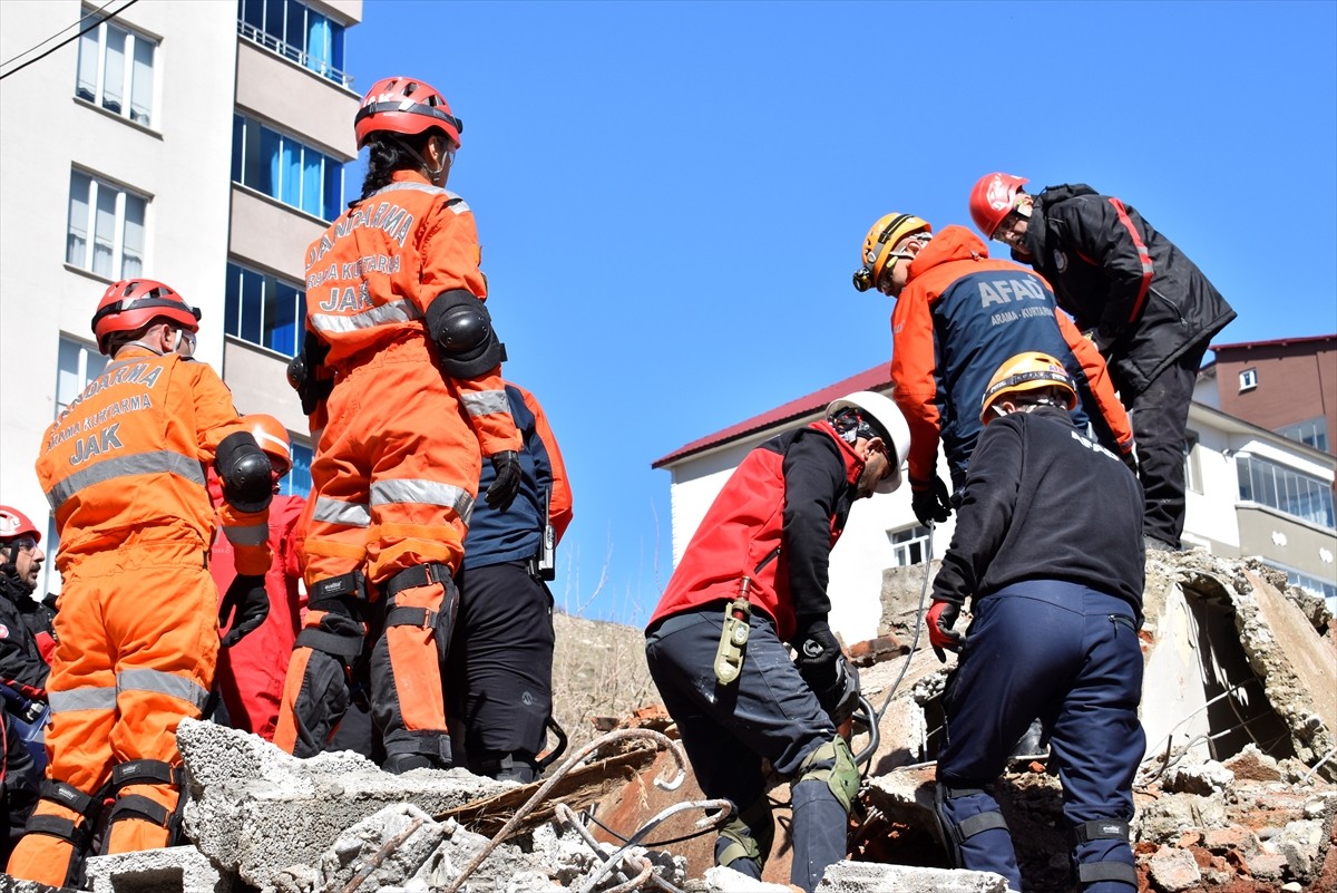 Bitlis'te arama kurtarma ekiplerinin katılımıyla deprem tatbikatı gerçekleştirildi. İl Afet ve...