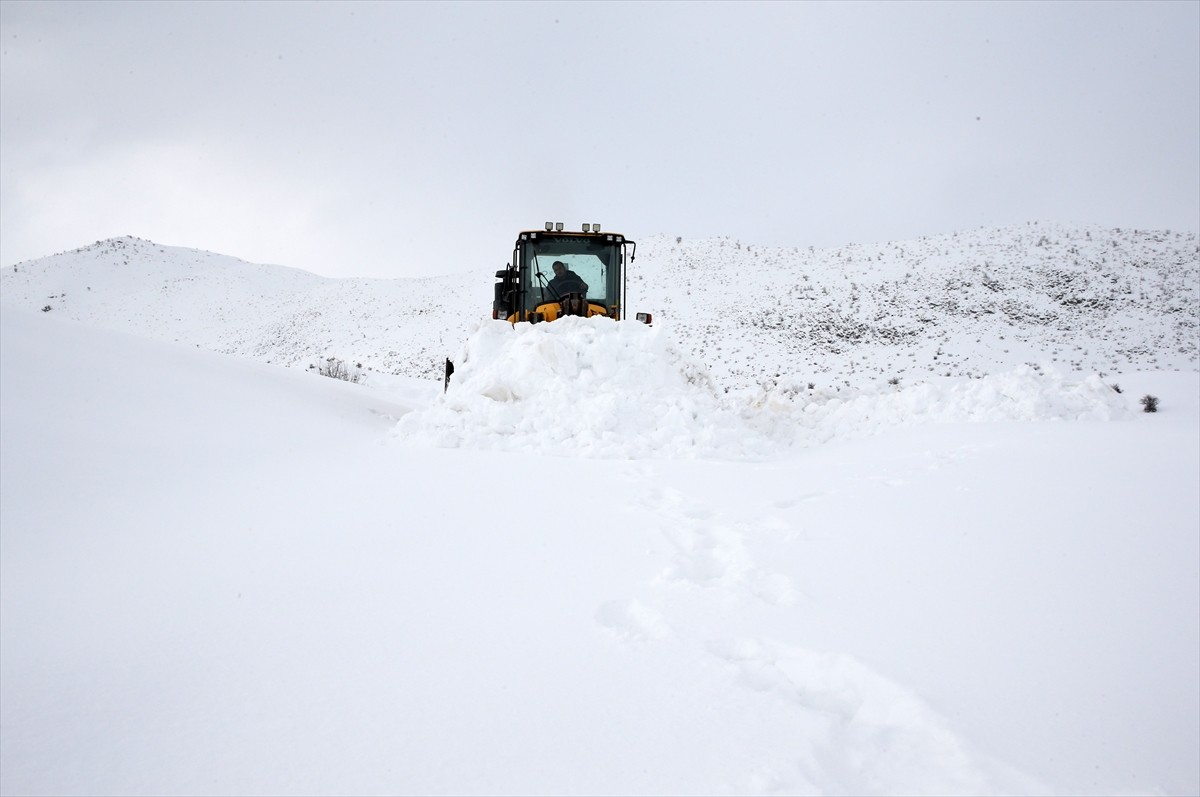 Bitlis İl Özel İdaresi ekipleri, yüksek rakımlı bölgelerde ve dağların yamaçlarında çığ...